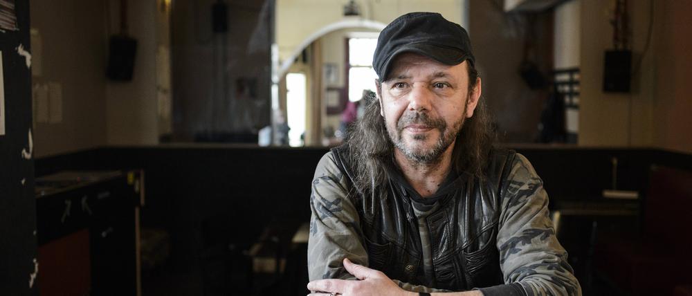 Bert Papenfuß-Gorek in seiner Kneipe Rumbalotte Continua