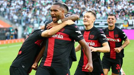 Jonathan Tah (vorne) traf beim 3:0 der Leverkusener in Mönchengladbach.