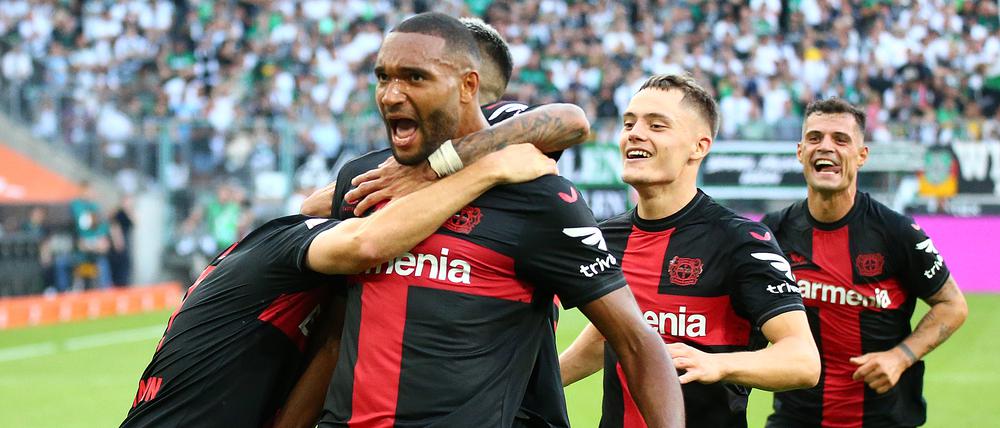 Jonathan Tah (vorne) traf beim 3:0 der Leverkusener in Mönchengladbach.