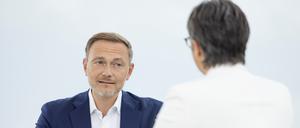 HANDOUT - 27.08.2023, Berlin: Christian Lindner (FDP), Bundesfinanzminister, und ZDF-Moderatorin Shakuntala Banerjee sprechen miteinander während der Aufzeichnung des ZDF-Sommerinterviews.