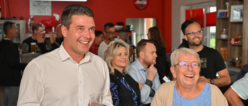 Robert Nitz (parteilos), Bürgermeisterkandidat von Seelow, steht auf seiner Wahlparty und freut sich zusammen mit Bettina Fortunato, Landtagsabgeortnete der Linken, sowie weiteren Gästen über die ersten Ergebnisse der Bürgermeisterwahl.