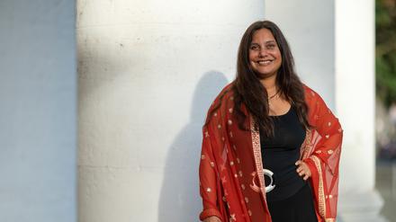 Autorin Mithu Sanyal steht vor einer Lesung der Autorinnen und Autoren der Shortlist Deutscher Buchpreis 2021 vor dem Literaturhaus Frankfurt. 