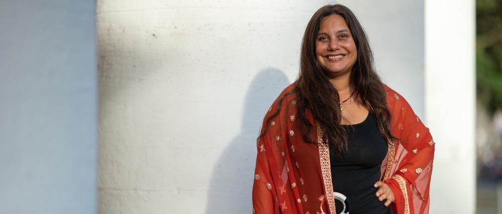 Autorin Mithu Sanyal steht vor einer Lesung der Autorinnen und Autoren der Shortlist Deutscher Buchpreis 2021 vor dem Literaturhaus Frankfurt. 