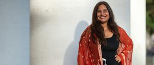 Autorin Mithu Sanyal steht vor einer Lesung der Autorinnen und Autoren der Shortlist Deutscher Buchpreis 2021 vor dem Literaturhaus Frankfurt. 