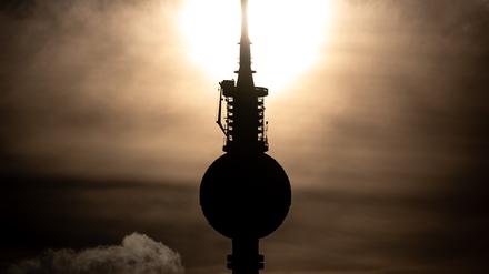 Die Sonne geht hinter dem Berliner Fernsehturms auf. 