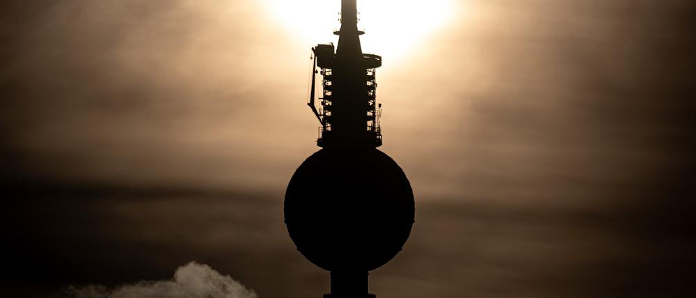 Die Sonne geht hinter dem Berliner Fernsehturms auf. 
