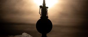 Die Sonne geht hinter dem Berliner Fernsehturms auf. 