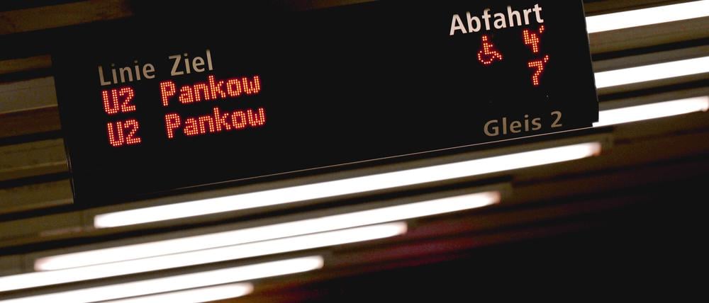 Auf der elektronischen Anzeige am U-Bahnhof Alexanderplatz wird Pankow als Zielstation der U-Bahnlinie U2 angezeigt. (Archivbild)