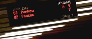 Auf der elektronischen Anzeige am U-Bahnhof Alexanderplatz wird Pankow als Zielstation der U-Bahnlinie U2 angezeigt. (Archivbild)