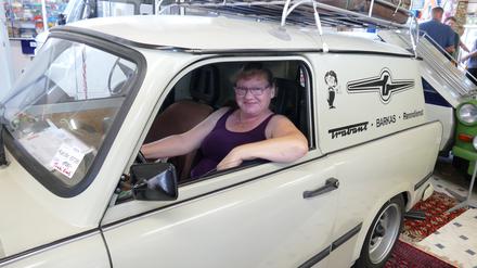 Die Kaufinteressentin Antje Ulrich saß zur Probe in einem Trabant Kombi. Der in Zwickau hergestellte Kleinwagen fährt mit einem Zwei-Takt-Motor.