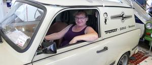 Die Kaufinteressentin Antje Ulrich saß zur Probe in einem Trabant Kombi. Der in Zwickau hergestellte Kleinwagen fährt mit einem Zwei-Takt-Motor.