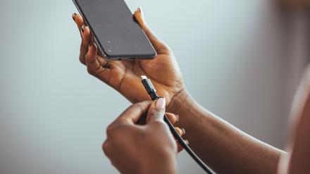 Lithium-Ionen-Akkus und -Batterien sind mittlerweile sehr weit verbreitet und in vielen Elektrogeräten zu finden, unter anderem in Smartphones.