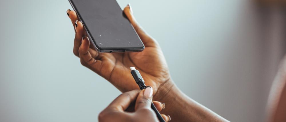 Lithium-Ionen-Akkus und -Batterien sind mittlerweile sehr weit verbreitet und in vielen Elektrogeräten zu finden, unter anderem in Smartphones.