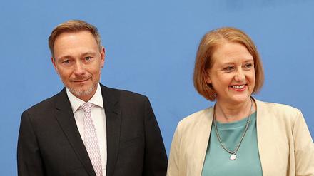Die Bundesministerin für Familie, Senioren, Frauen und Jugend, Lisa Paus, und der Bundesminister der Finanzen, Christian Lindner, nehmen an einer Pressekonferenz teil (Archivbild).