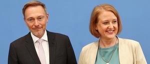 Die Bundesministerin für Familie, Senioren, Frauen und Jugend, Lisa Paus, und der Bundesminister der Finanzen, Christian Lindner, nehmen an einer Pressekonferenz teil (Archivbild).