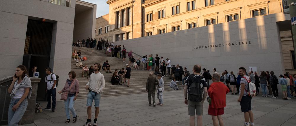 Sind schon alle da: Schlange vor der James-Simon-Galerie