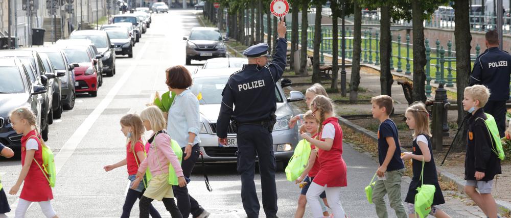 Rund 25. Erstklässler wurden in Brandenburg eingeschult.