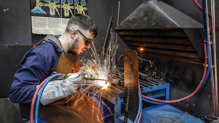 Auszubildende in Metallberufen, hier beim Schweißen, am Berufsbildungszentrum der Remscheider Metall- und Elektroindustrie. 