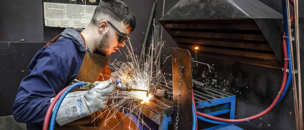 Auszubildende in Metallberufen, hier beim Schweißen, am Berufsbildungszentrum der Remscheider Metall- und Elektroindustrie.