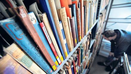 Zu Besuch bei den Buch-Detektiven der ZLB. Thema: von den Nazis geraubte Bücher, die entdeckt und den (meist jüdischen) Angehörigen zurückgegeben werden. 
Im Bild Sebastian Finsterwalder
Breitestraße 30-36, Berliner Stadtbibliothek
Foto: Kai-Uwe Heinrich