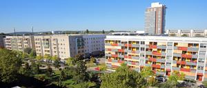 Sanierte und modernisierte Plattenwohnbauten in der „Gartenstadt“ Drewitz Potsdam.