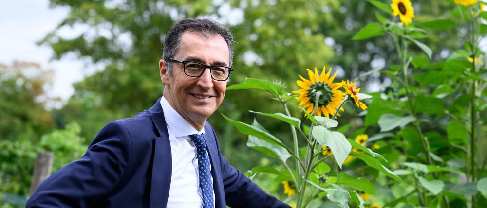 Cem Özdemir (Bündnis 90/Die Grünen), Bundesminister für Ernährung und Landwirtschaft, steht nach der Pressekonferenz zum amtlichen Erntebericht 2023 auf dem Gelände der Domäne Dahlem vor Sonnenblumen.