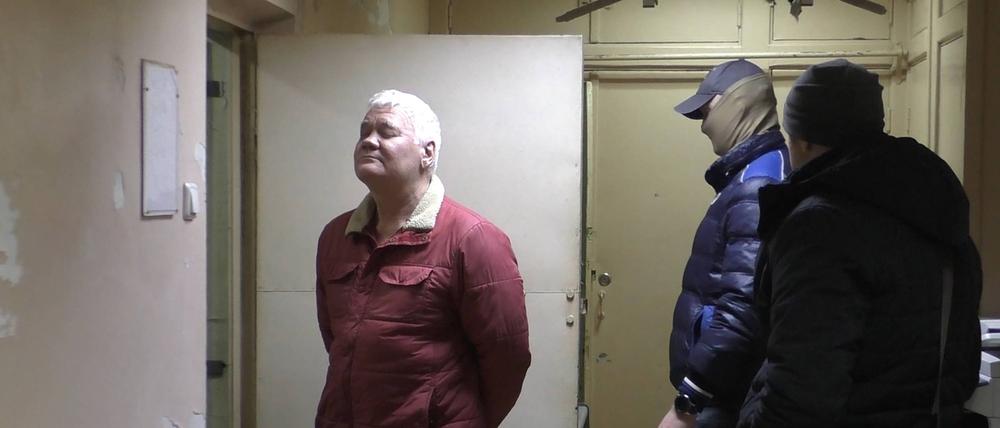 FSB-Mitarbeiter nehmen den Russen Robert Shonov, ehemaligen Mitarbeiter des US-Konsulats in Wladiwostok, am 28. August 2023 fest.