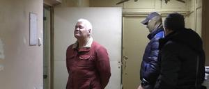 FSB-Mitarbeiter nehmen den Russen Robert Shonov, ehemaligen Mitarbeiter des US-Konsulats in Wladiwostok, am 28. August 2023 fest.