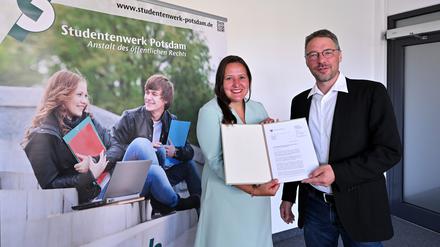 Wissenschaftsministerin Manja Schüle (SPD) mit Peter Heiß, dem Geschäftsführer des Studentenwerks Potsdam.