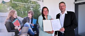 Wissenschaftsministerin Manja Schüle (SPD) mit Peter Heiß, dem Geschäftsführer des Studentenwerks Potsdam.