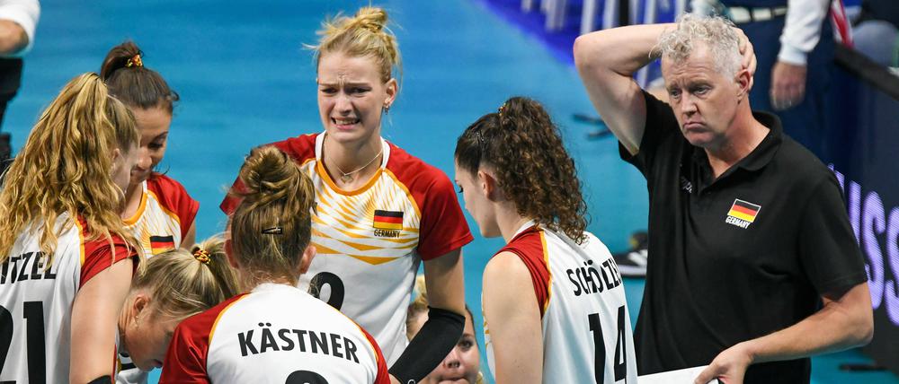 Ratlos. Beim Spiel gegen Polen wollte bei Bundestrainer Vital Heynen und dem Team nichts klappen. 