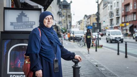 Emine Elci macht eine Führung durch Neukölln und erzählt dabei auch von ihren persönlichen Erinnerungen und Erfahrungen.
