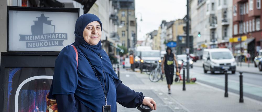 Emine Elci macht eine Führung durch Neukölln und erzählt dabei auch von ihren persönlichen Erinnerungen und Erfahrungen.