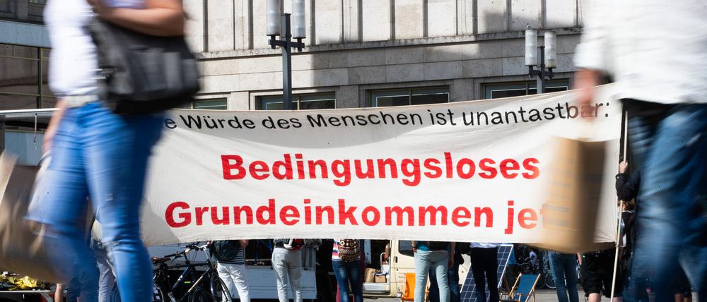 Demonstration für ein bedingungsloses Grundeinkommen auf dem Alexanderplatz