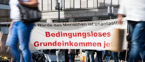 Demonstration für ein bedingungsloses Grundeinkommen auf dem Alexanderplatz