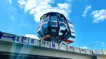 Wer nach oben zum Bierpinsel schaut, sieht den Dreck unter der Brücke nicht.