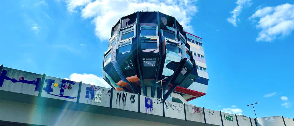 Wer nach oben zum Bierpinsel schaut, sieht den Dreck unter der Brücke nicht.