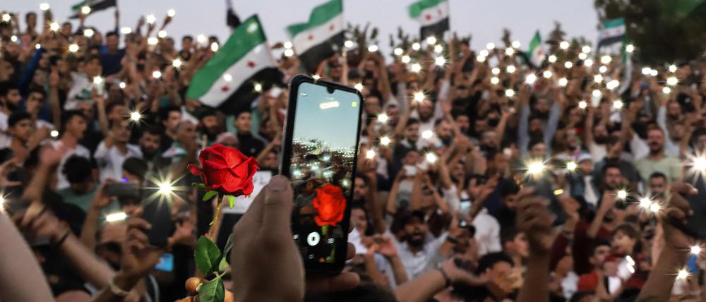 In Syrien gehen die Menschen wieder gegen das Regime auf die Straße.