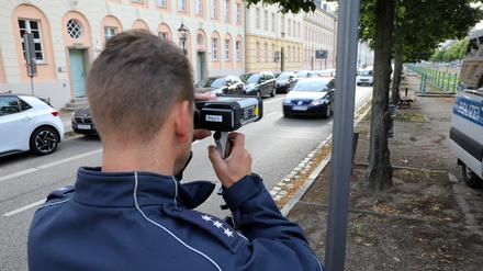 Ende der Schulferien, Schulstart in Potsdam. Polizeiaktion zum Schulstart 2021/2022 und der Verkehrsunfallpräventionskampagne Aufgepasst Brandenburg an der Max-Dortu-Schule Potsdam. Geschwinigkeitskontrolle, Verkehrskontrolle.