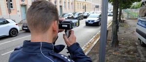 Ende der Schulferien, Schulstart in Potsdam. Polizeiaktion zum Schulstart 2021/2022 und der Verkehrsunfallpräventionskampagne Aufgepasst Brandenburg an der Max-Dortu-Schule Potsdam. Geschwinigkeitskontrolle, Verkehrskontrolle.