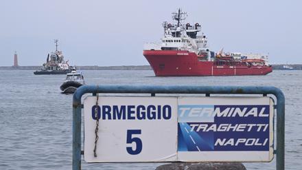 Die „Ocean Viking“ beim Einlaufen in den Hafen von Neapel.