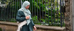 A photograph taken on August 28, 2023 shows a woman wearing an abaya walking in the streets of Paris. Muslim women, the education minister said on August 27, 2023, arguing the garment violated France's strict secular laws in education. The move comes after months of debate over the wearing of abayas in French schools, where women have long been banned from wearing the Islamic headscarf. (Photo by MIGUEL MEDINA / AFP)