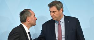 Hubert Aiwanger (Freie Wähler) steht stark in der Kritik. Ihm wird vorgeworfen, während seiner Schulzeit ein antisemitisches Flugblatt verteilt zu haben.