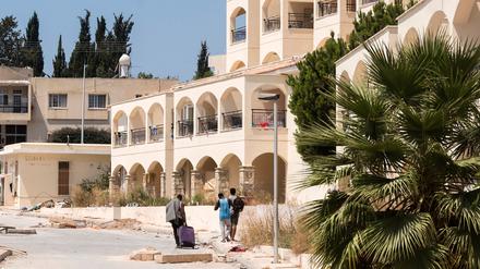 Asylsuchende transportieren Gegenstände in den Wohnkomplex Ayios Nikolaos in Chloraka, einem Dorf mit 7000 Einwohnern am Stadtrand von Paphos.
