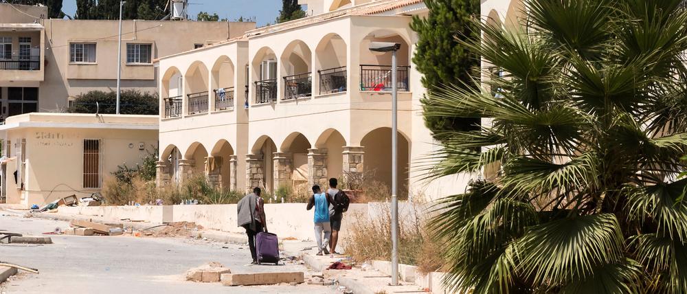 Asylsuchende transportieren Gegenstände in den Wohnkomplex Ayios Nikolaos in Chloraka, einem Dorf mit 7000 Einwohnern am Stadtrand von Paphos.