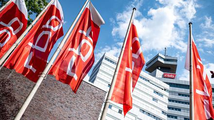 Beim Rundfunk Berlin-Brandenburg wehen die Fahnen Richtung Zukunft.