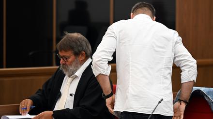 Der Angeklagte neben seinem Anwalt im Gerichtssaal in Wuppertal. 