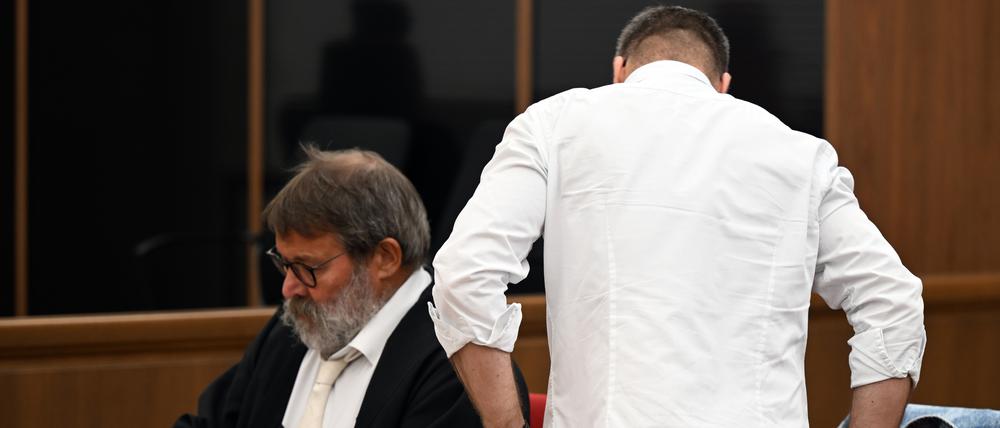 Der Angeklagte neben seinem Anwalt im Gerichtssaal in Wuppertal.