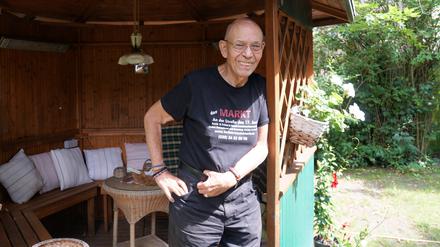 Trödelmarktgründer Michael Wewerka im Garten seines Pankower Hauses. 