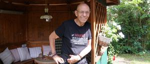 Trödelmarktgründer Michael Wewerka im Garten seines Pankower Hauses. 